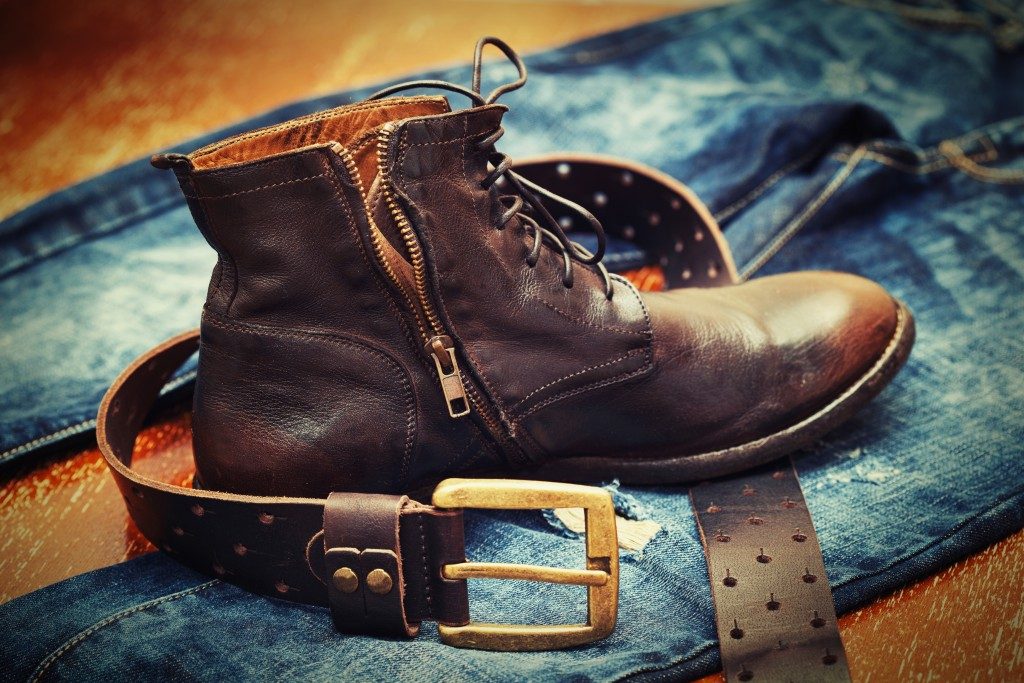 Cowboy boot with leather belt