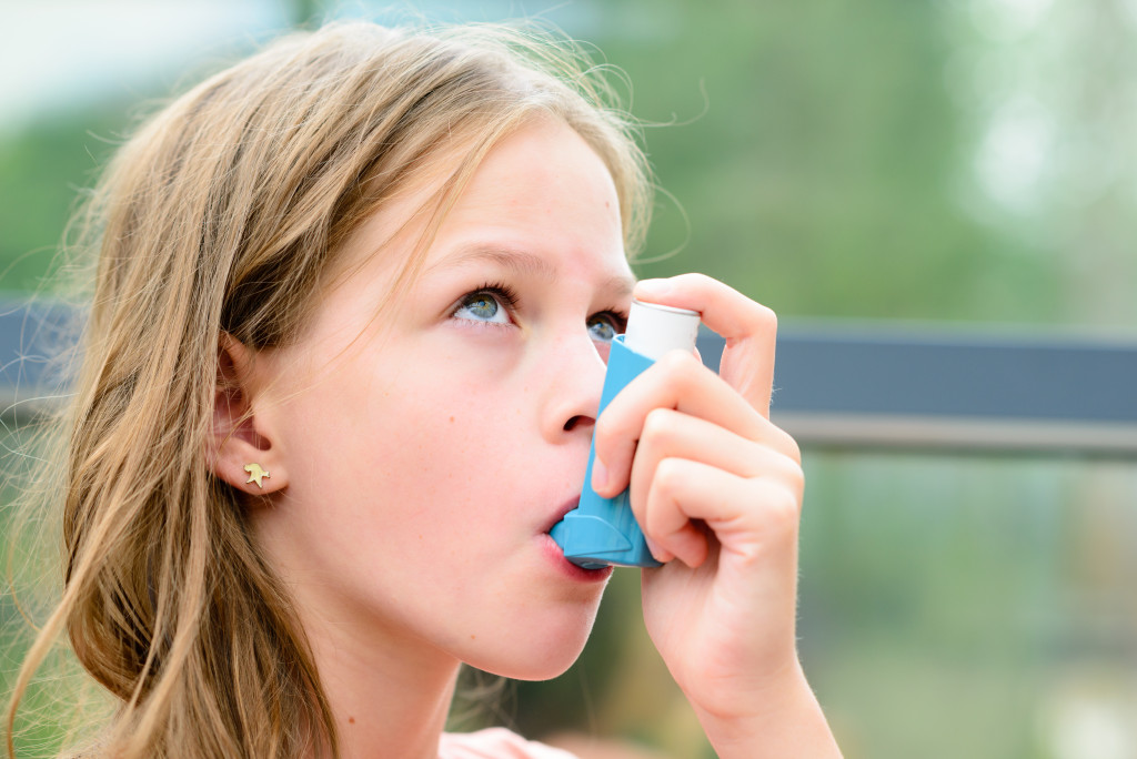 young kid using an inhaler