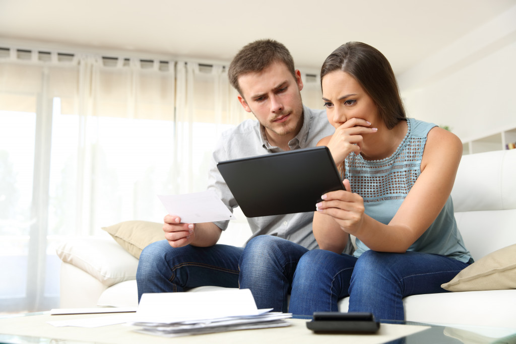 distraught couple online