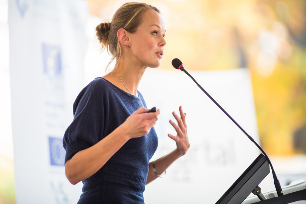 woman in platform talking to audience