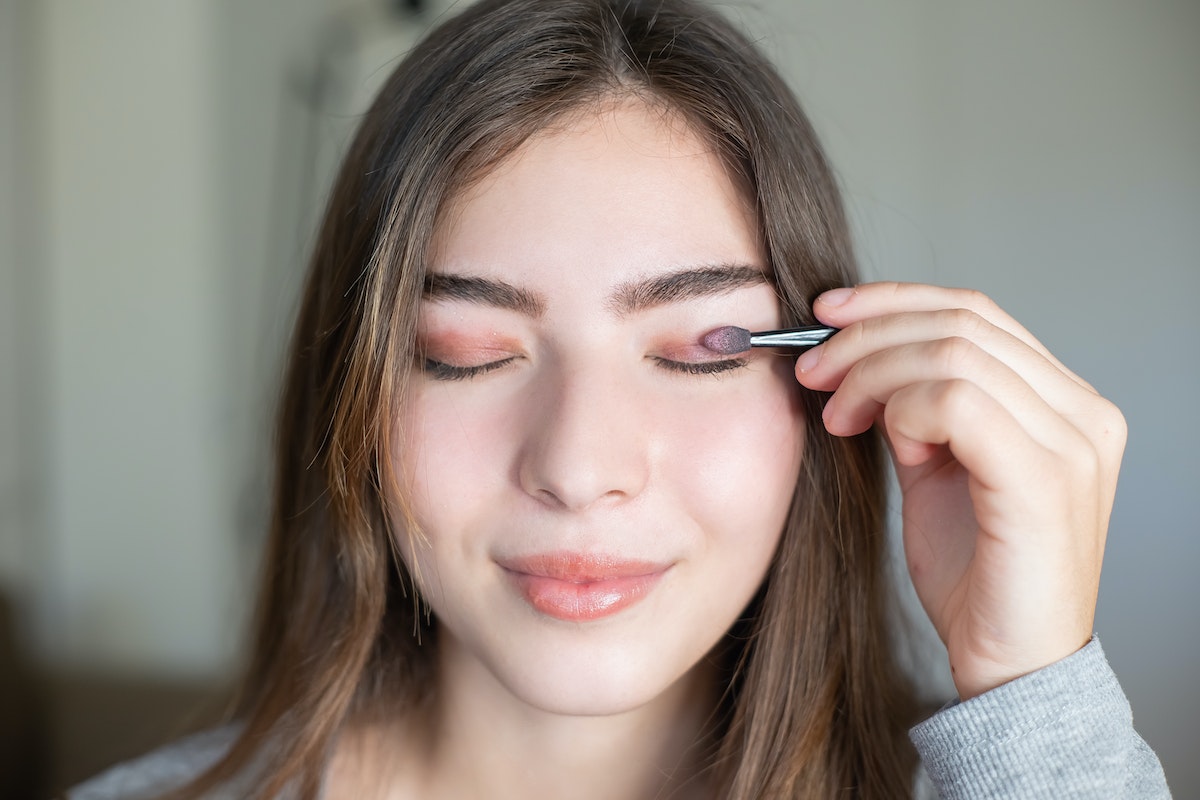 woman doing her make up